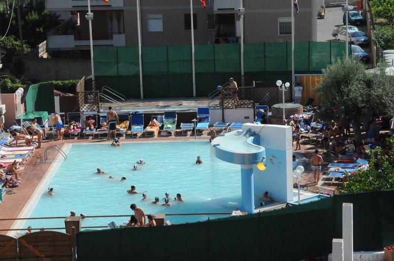 Piscina termale esterna con idromassaggi