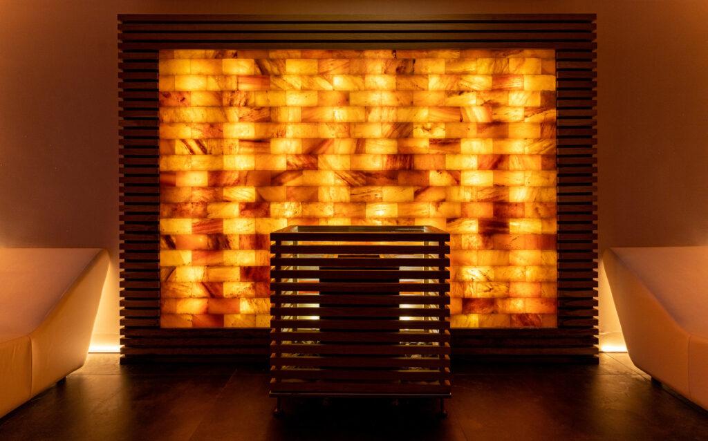 Vasca idromassaggio Jacuzzi e zona relax della spa