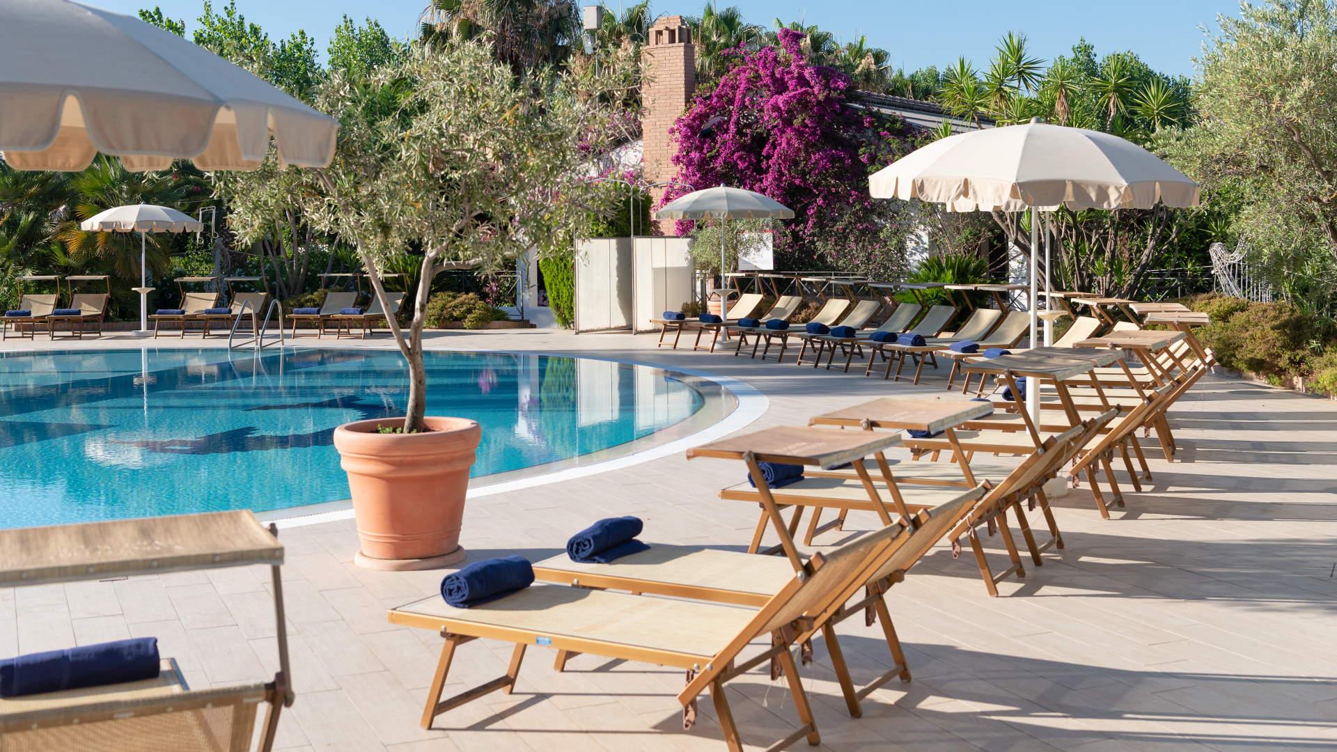 Piscina Relax con lettini e solarium