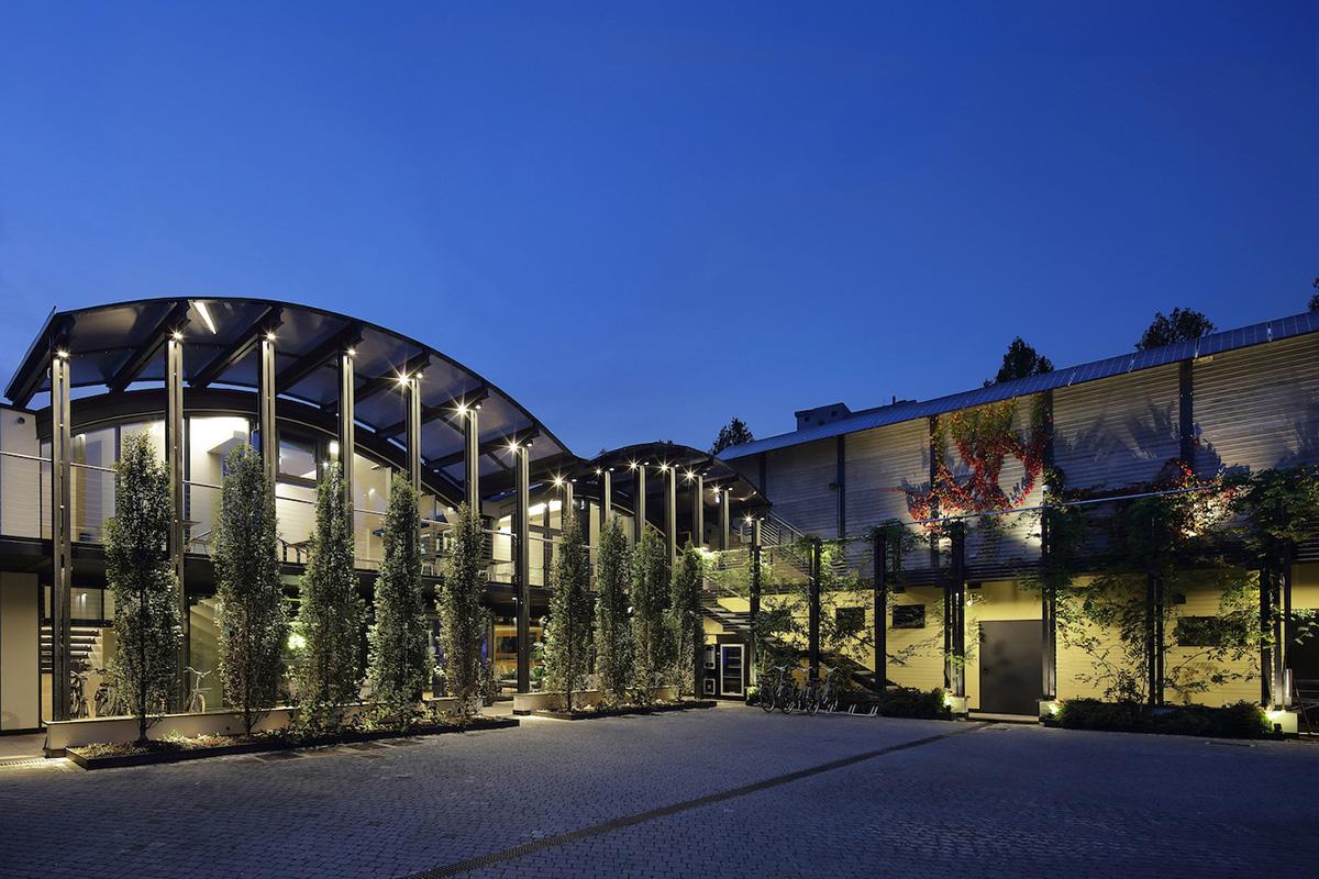 Esterno con cortile interno e vegetazione