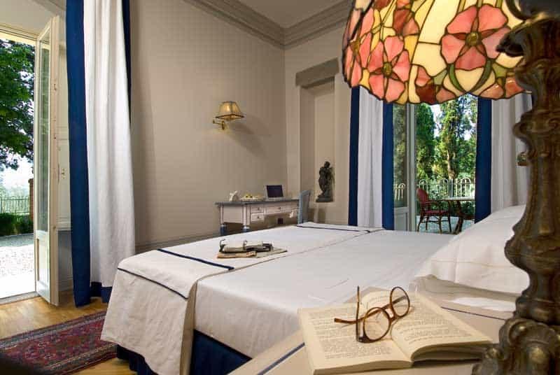 Camera con arredi classici e atmosfera raffinata per soggiorni romantici