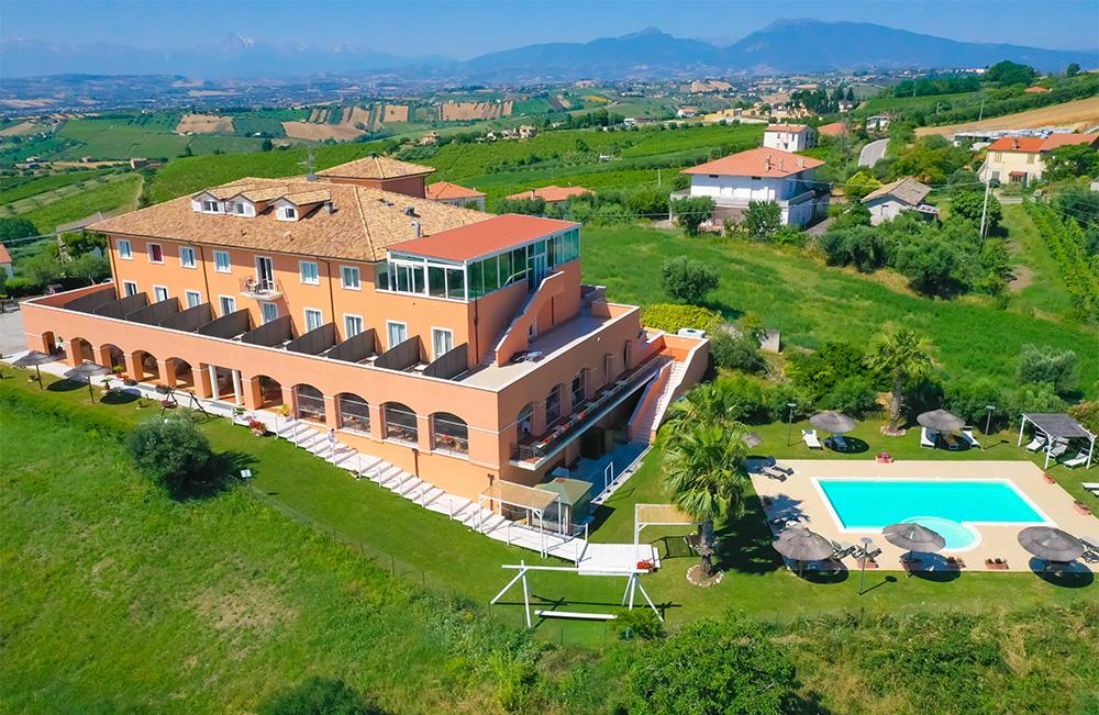 Vista esterna villa e struttura