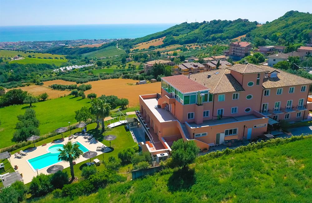 Area piscina e solarium