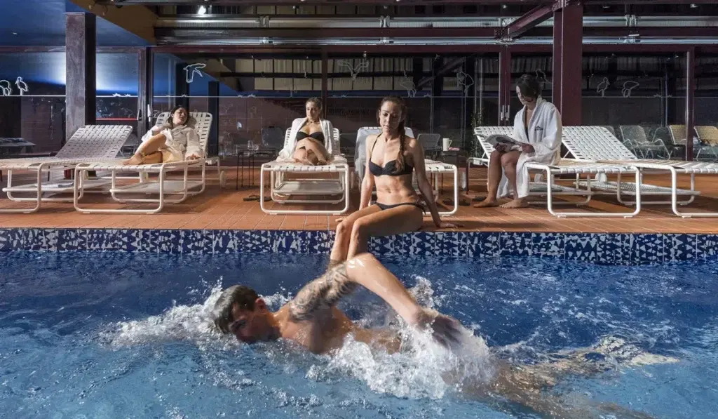 Piscina interna 25 metri del Villaverde Wellness