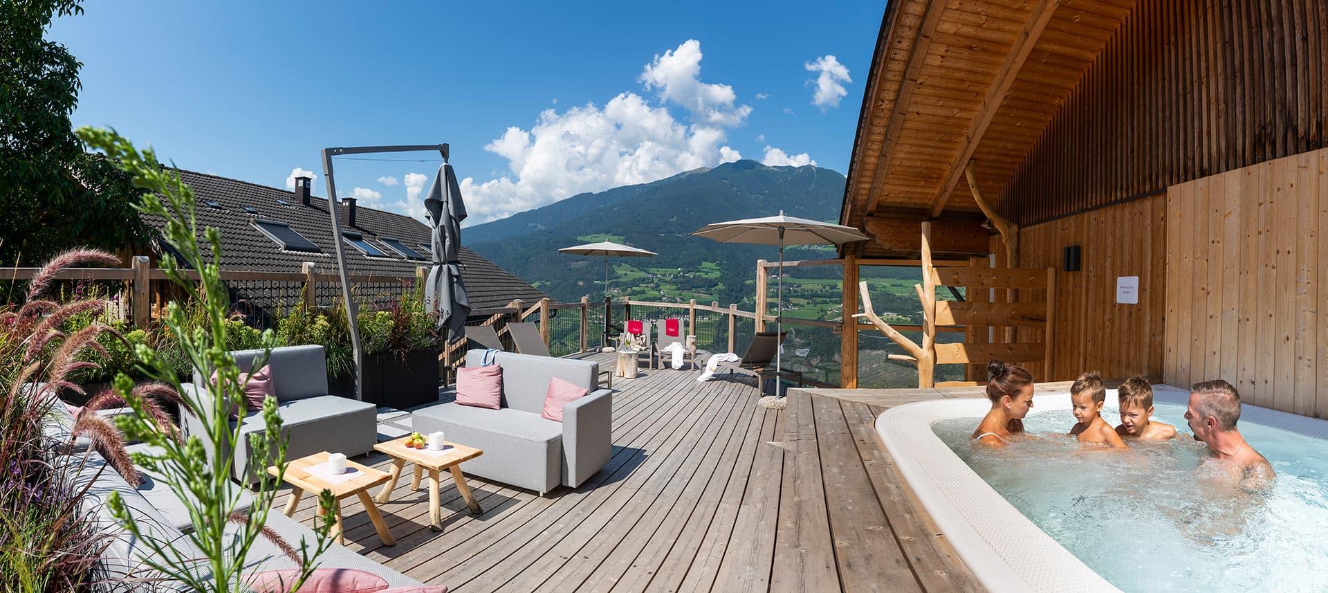 Panorama della struttura con vasca idromassaggio