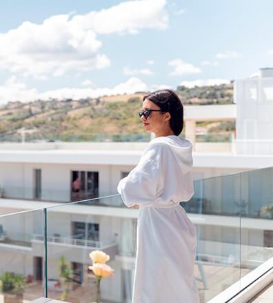 Yoga sulla spiaggia Youmami Suite Hotel