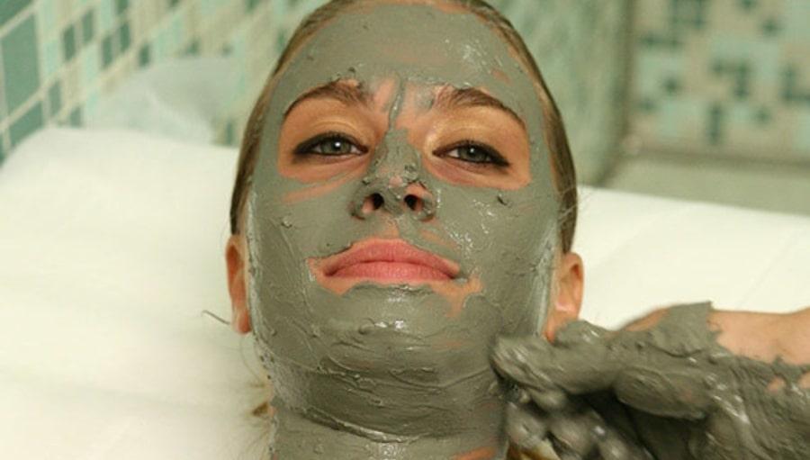 Maschera viso di argilla termale
