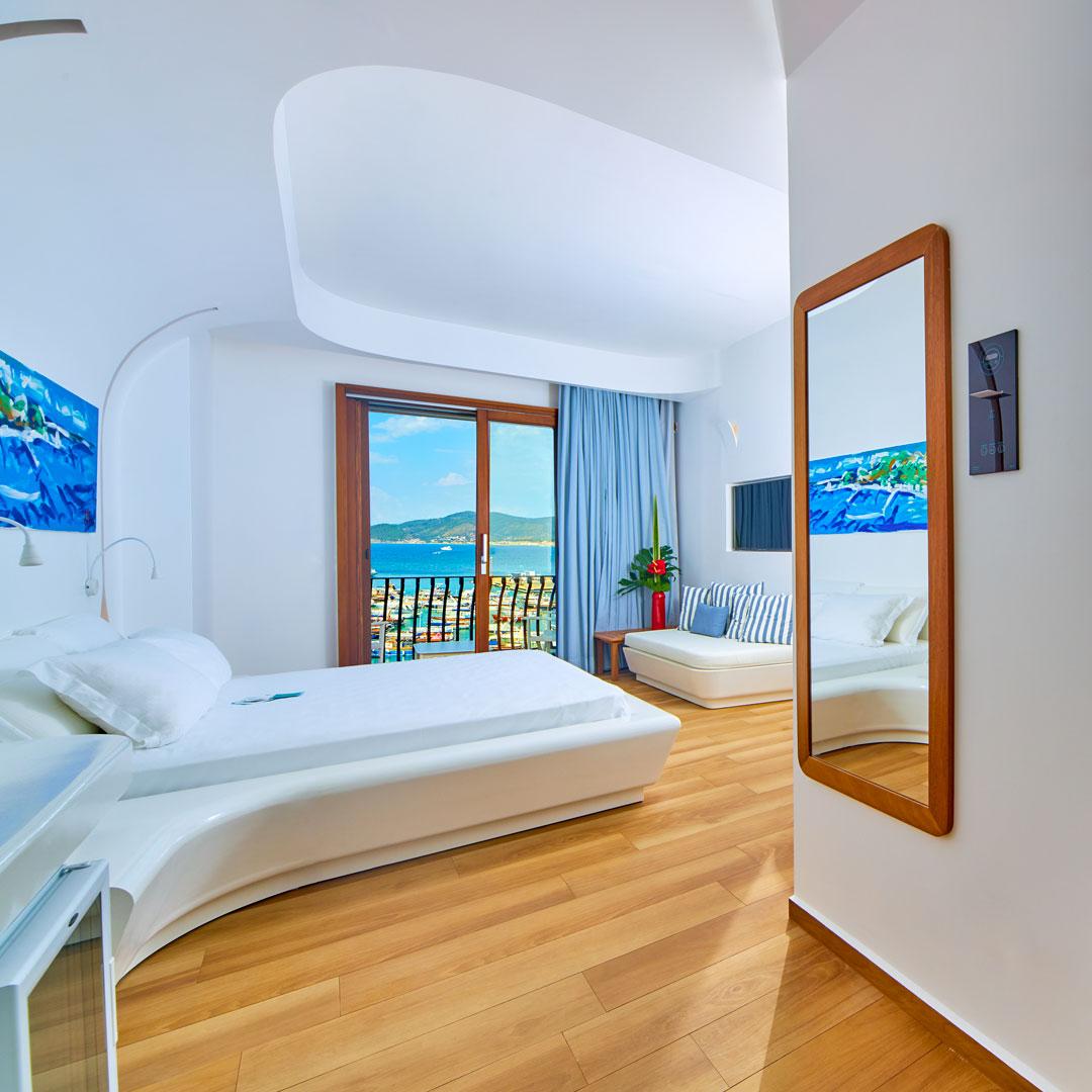 Area esterna con terrazze vista mare dell’Approdo Resort Thalasso SPA