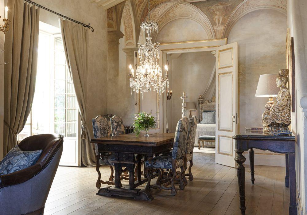 Suite della villa storica con lampadari e arredi preziosi