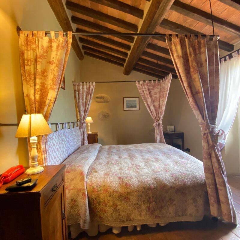 Demi-lux La Cerqua camera con letto a baldacchino