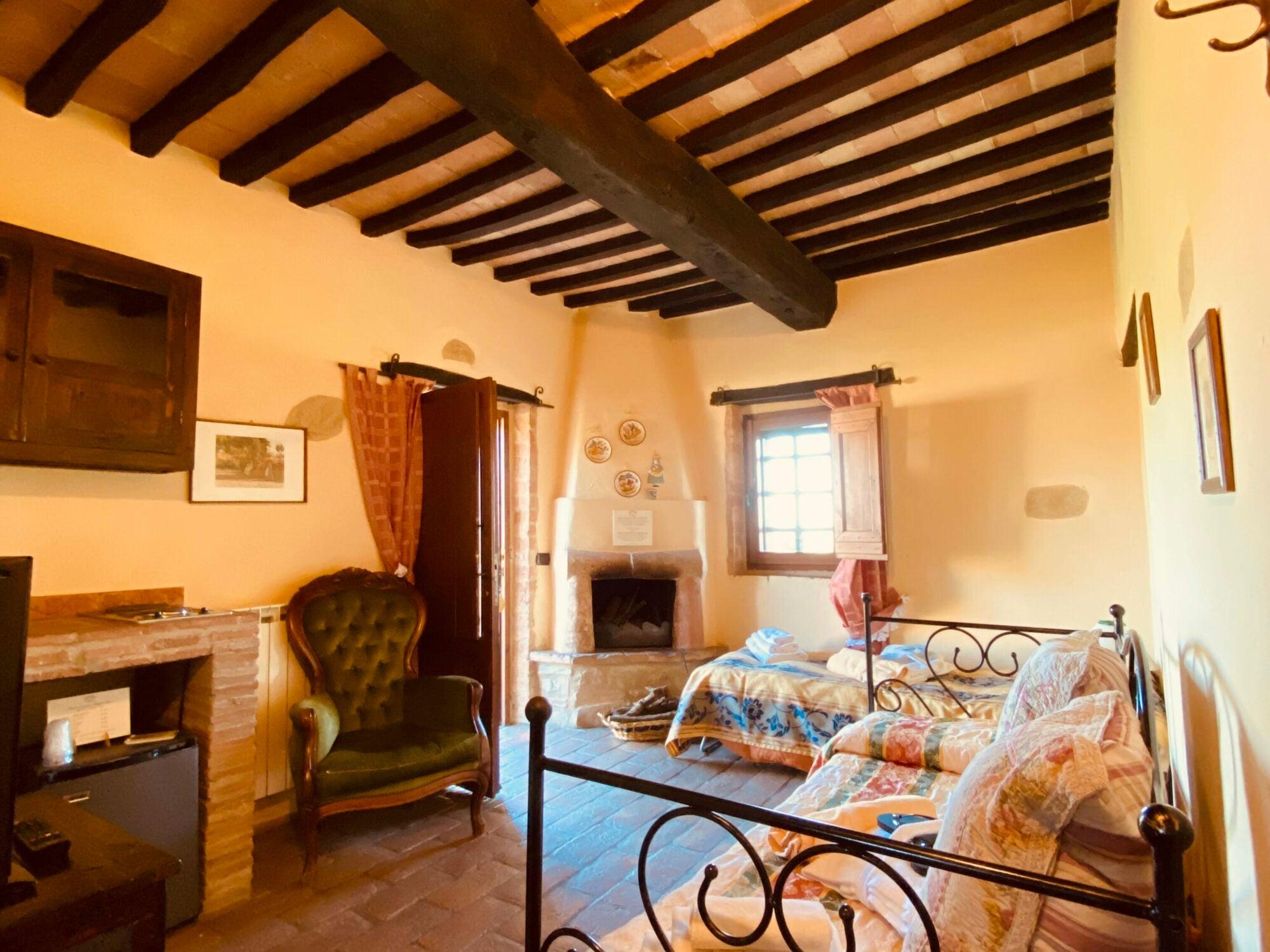 Lux I Papaveri camera con camino e vista piscina