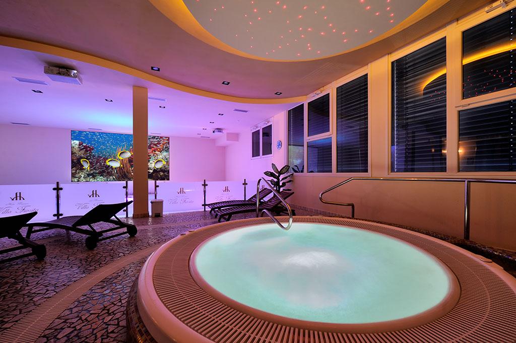 Vasca piscina idromassaggio centro benessere coperta