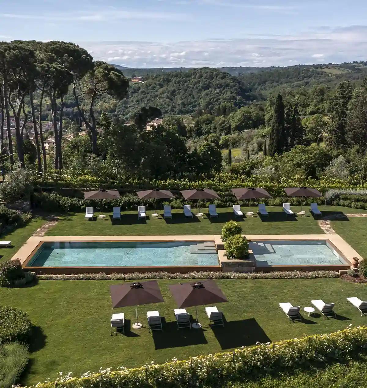 Piscina panoramica riscaldata con vista sulle colline di Firenze
