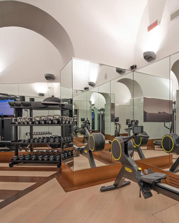 Palestra moderna con attrezzi Technogym