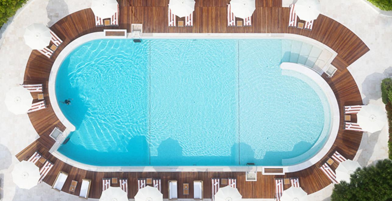 Piscina con vista mare