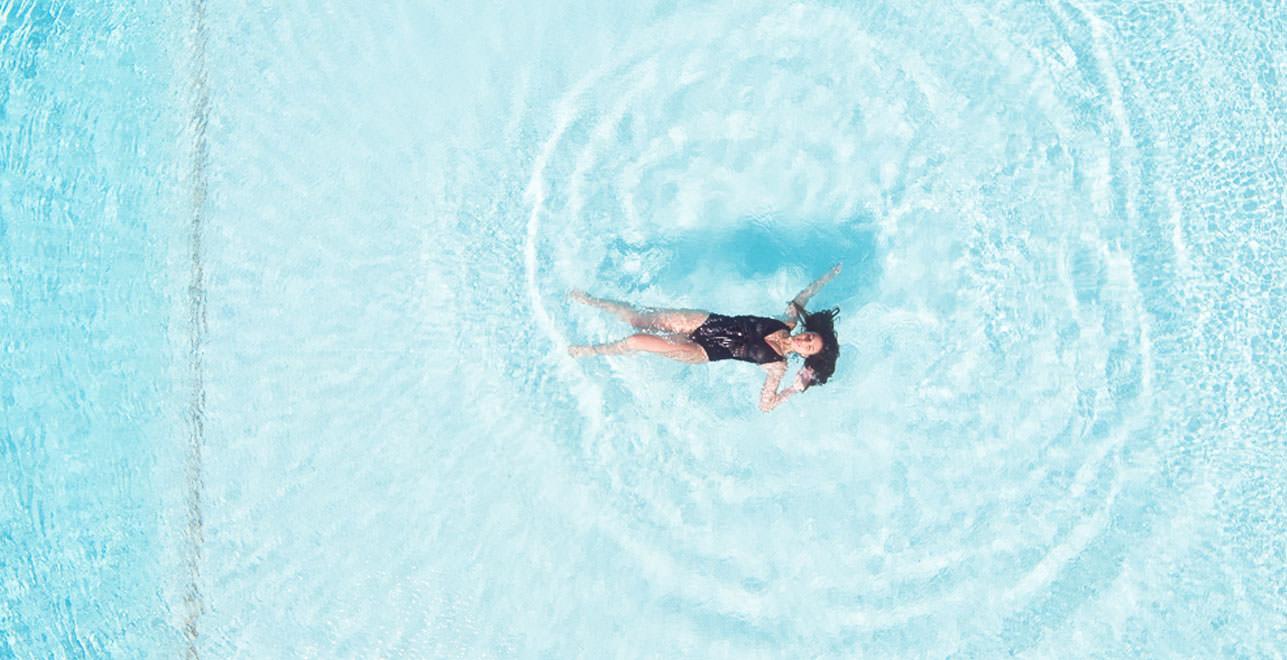 Piscina esterna con vista sul Golfo di Napoli