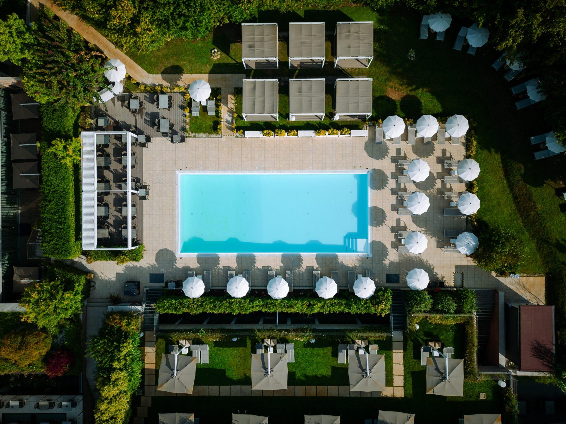 Piscina circondata dal giardino verde