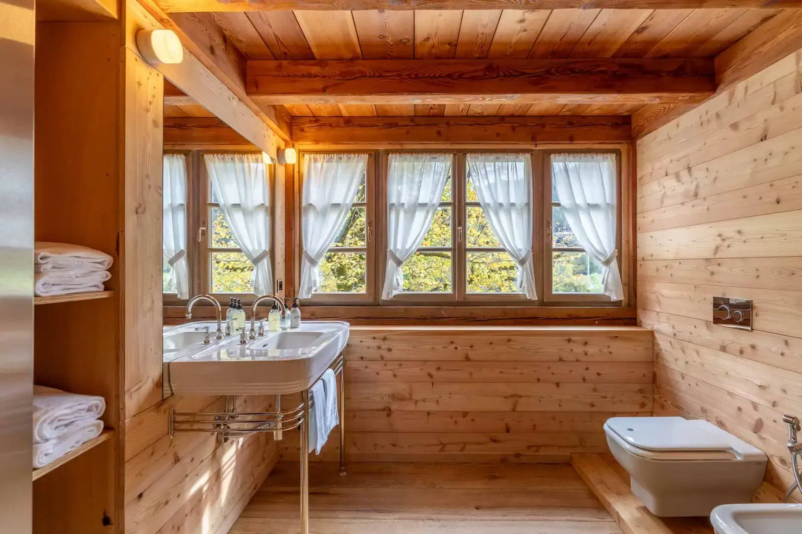 Bagno elegante con vasca idromassaggio