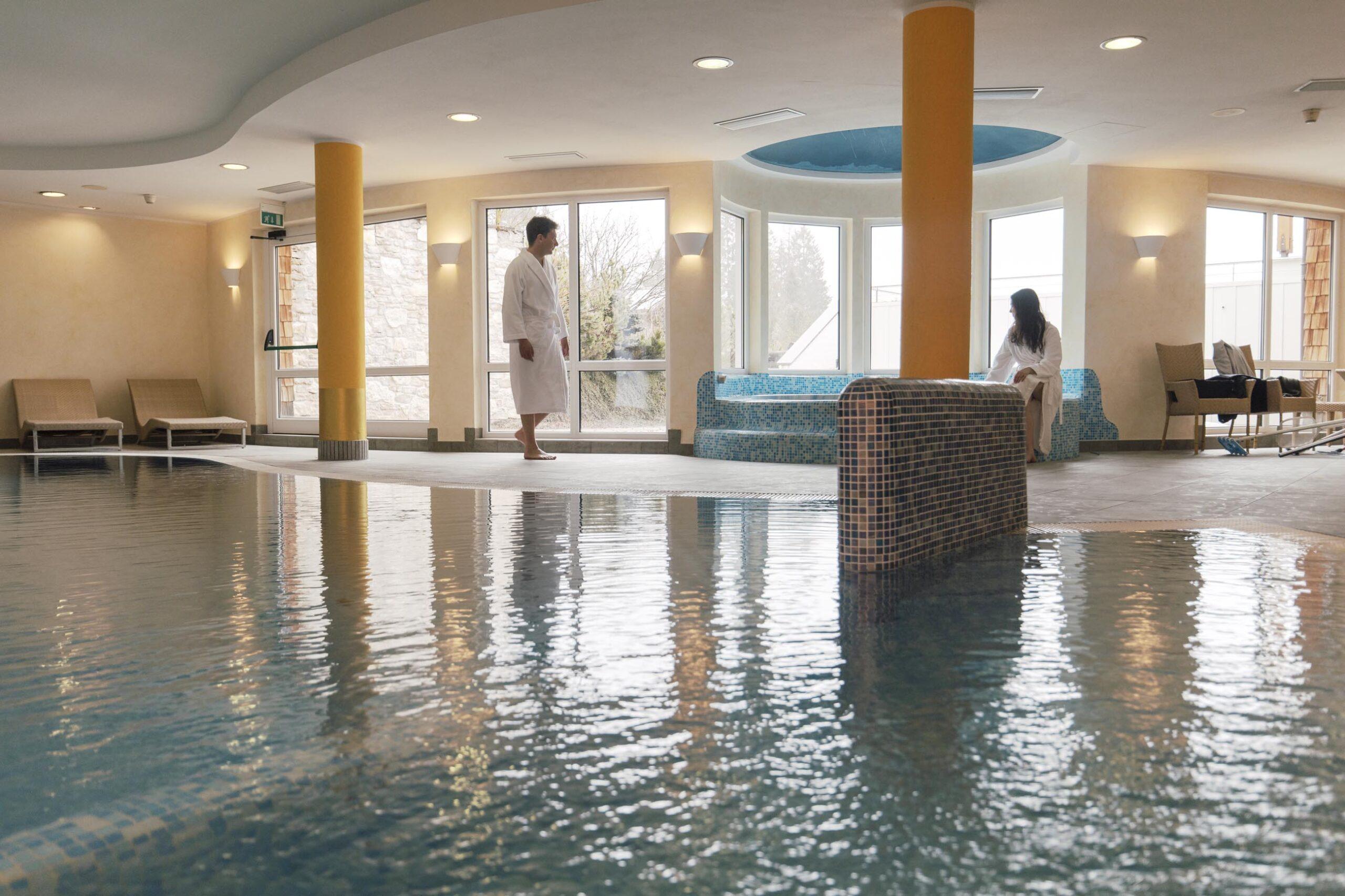 Piscina con vista sulle Dolomiti