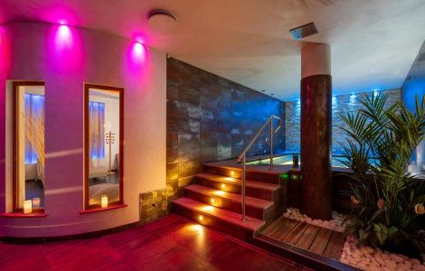 Spa elegante con luci colorate, piante decorative e atmosfera rilassante