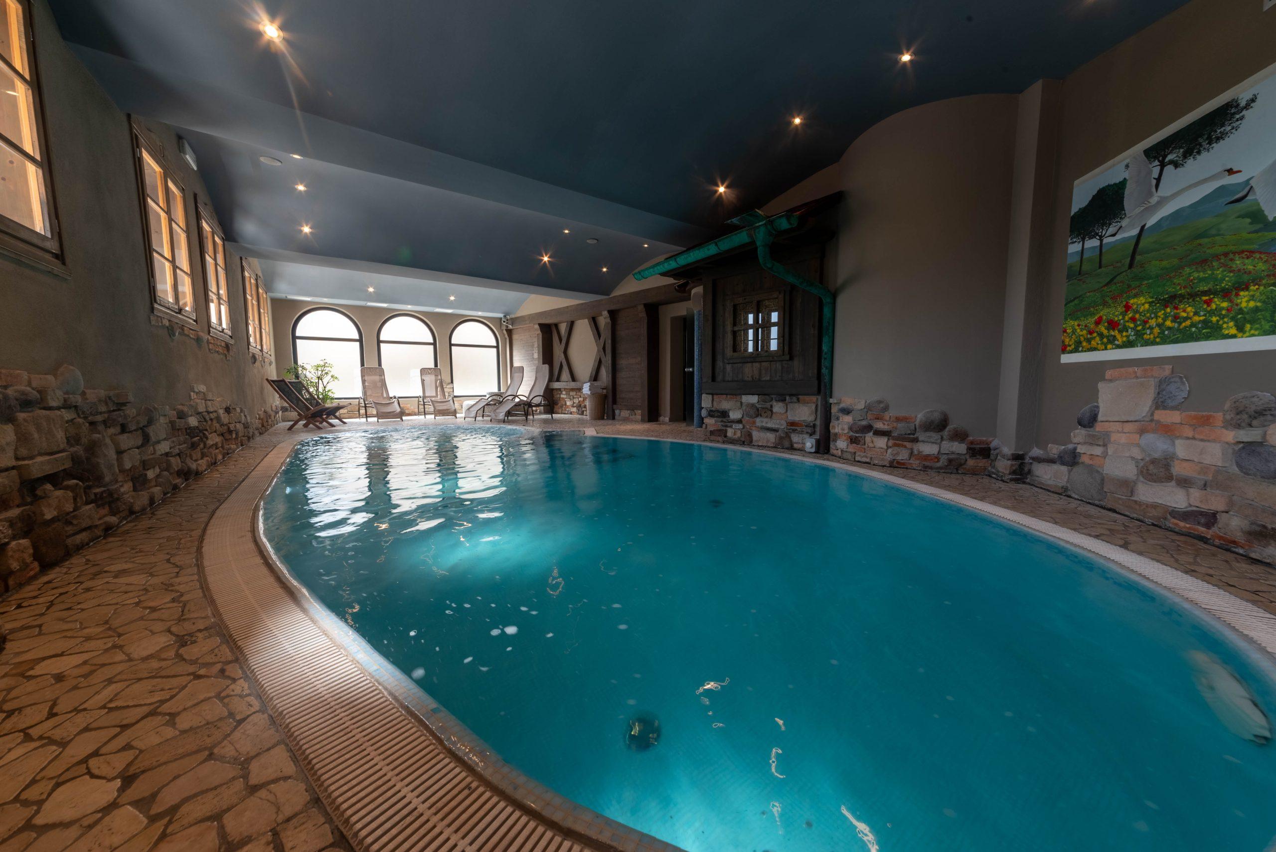 Piscina coperta hotel con acqua riscaldata