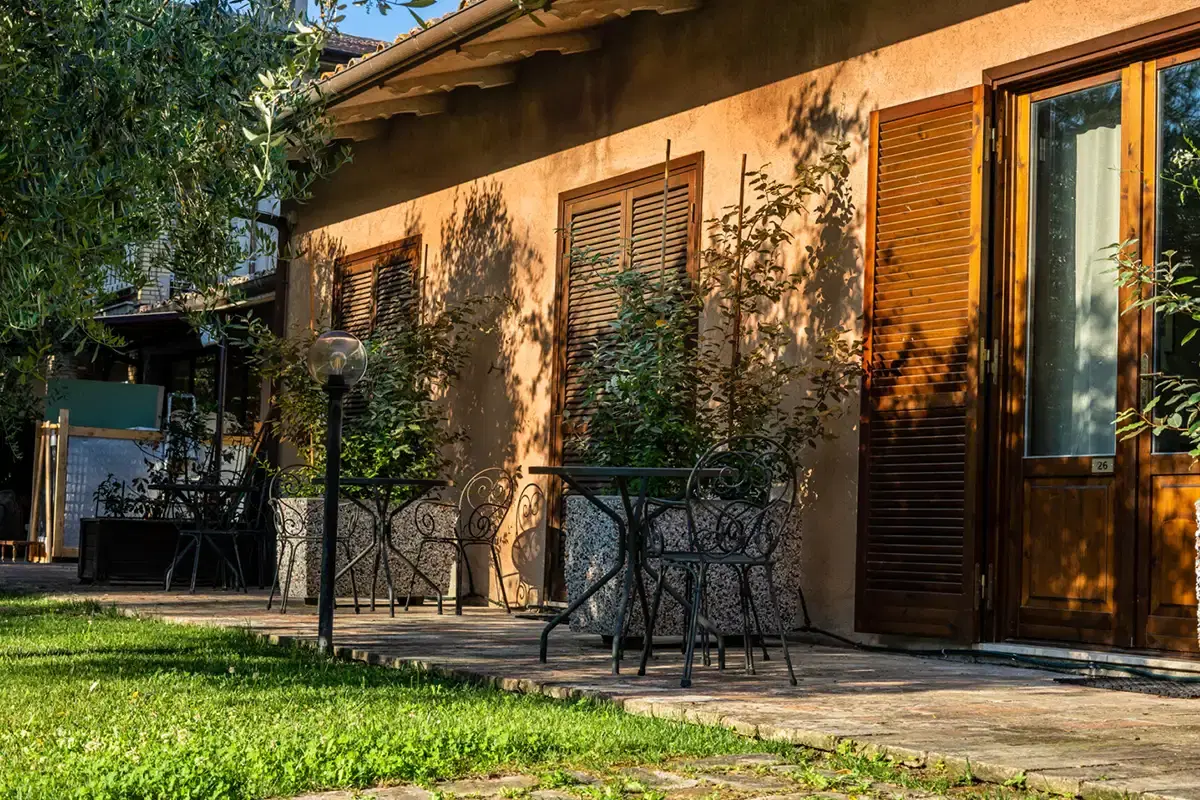 Camera matrimoniale con vista sul giardino privato