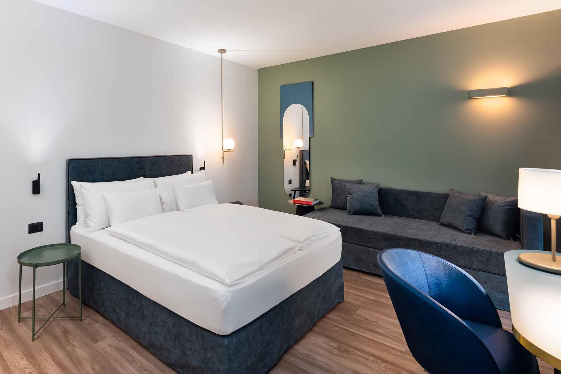 Camera hotel con letto king size e dettagli eleganti