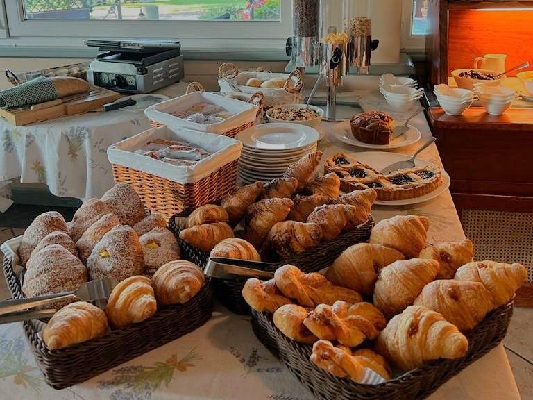 Colazione a buffet in veranda affacciata sul lago
