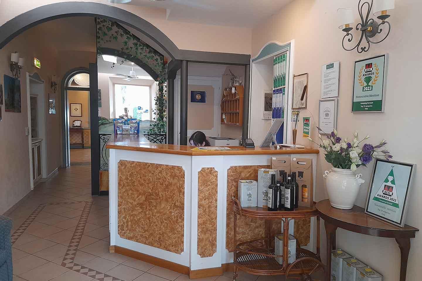 Camera con balcone vista lago