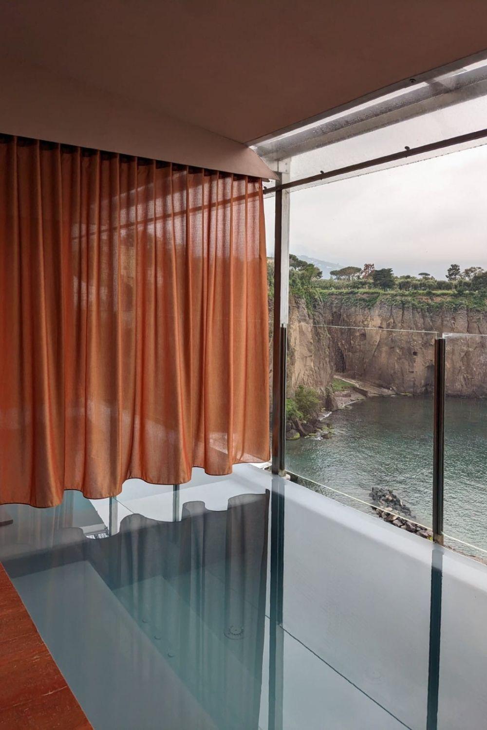 Terrazze con piscina a sfioro vista Golfo di Sorrento