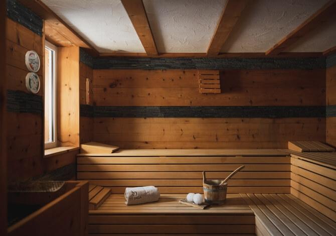 Sauna finlandese con pareti in legno
