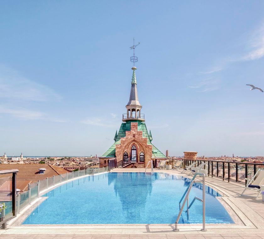 Piscina panoramica all'ottavo piano con vista Venezia