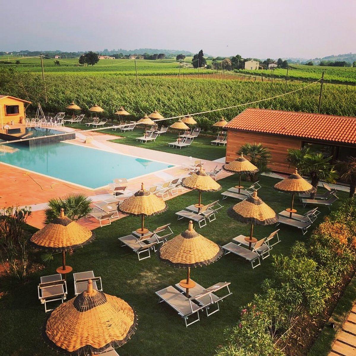 Piscina Cala Coralli tra i vigneti