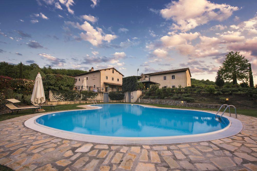 Piscina all'aperto del Relais immersa nel giardino panoramico della Val d’Orcia