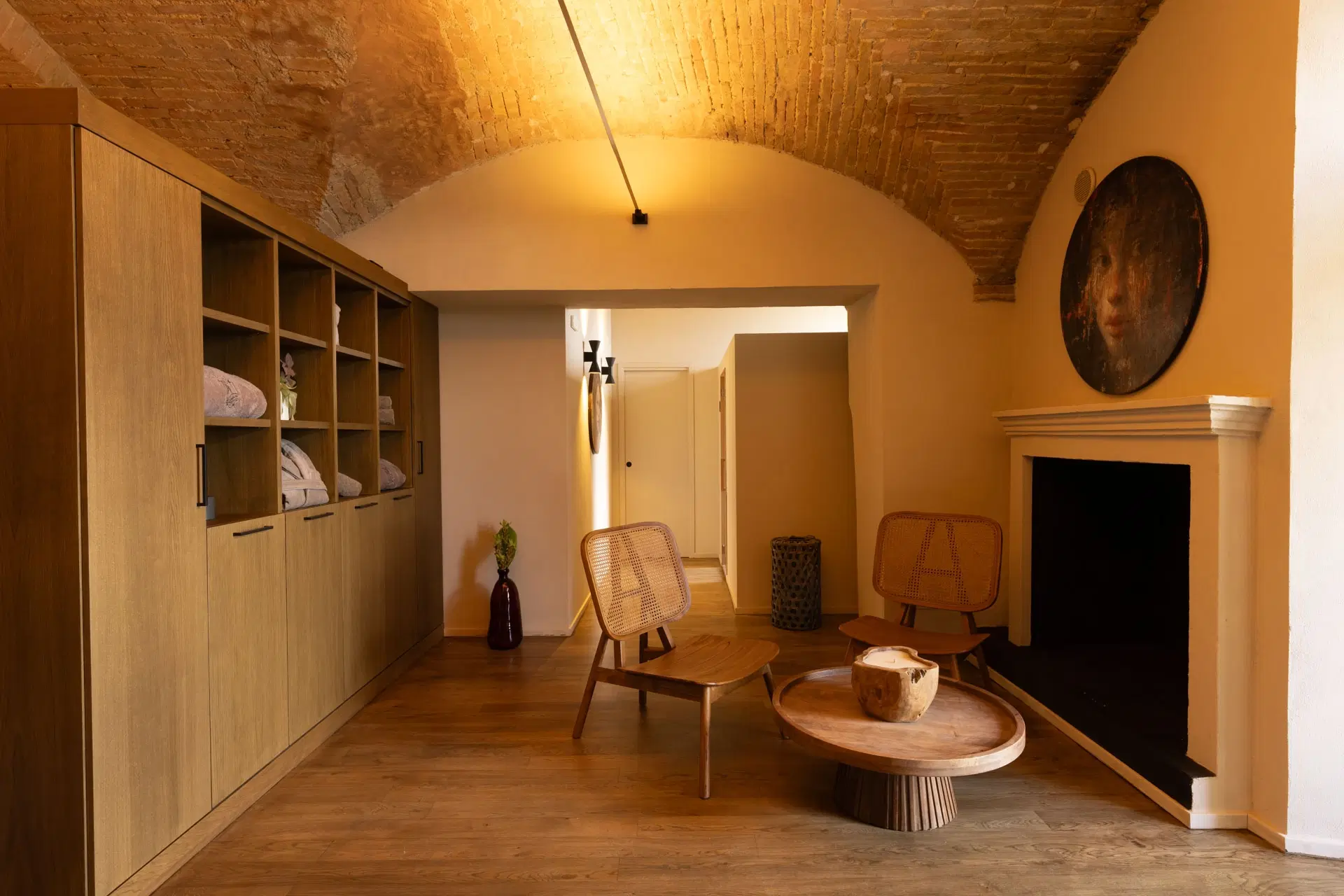 Area relax della spa con caminetto