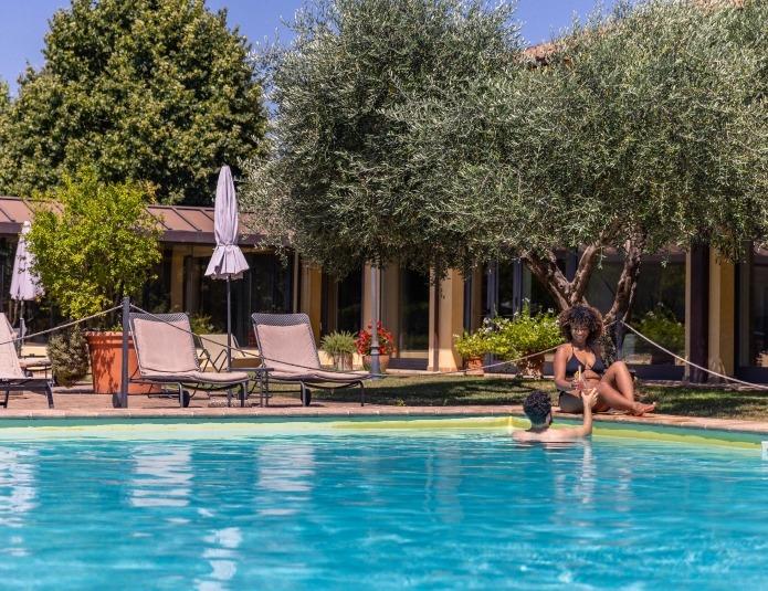 Piscina stagionale con area solarium