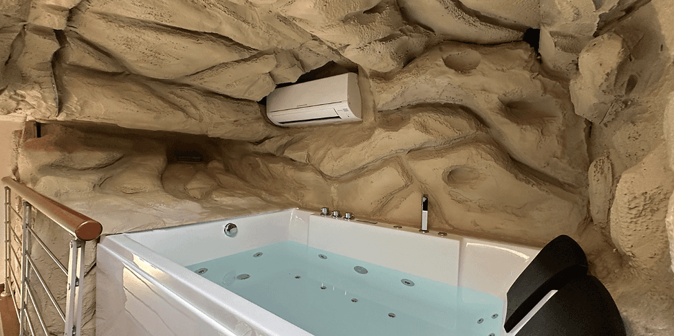 Jacuzzi con cromoterapia interna alla suite con spa privata e luci soffuse