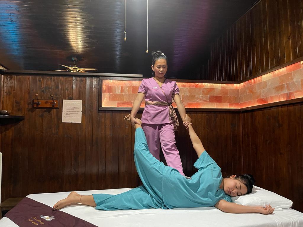 Massaggiatrice thai massaggio corpo