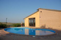 Piscina ovale con sala comune