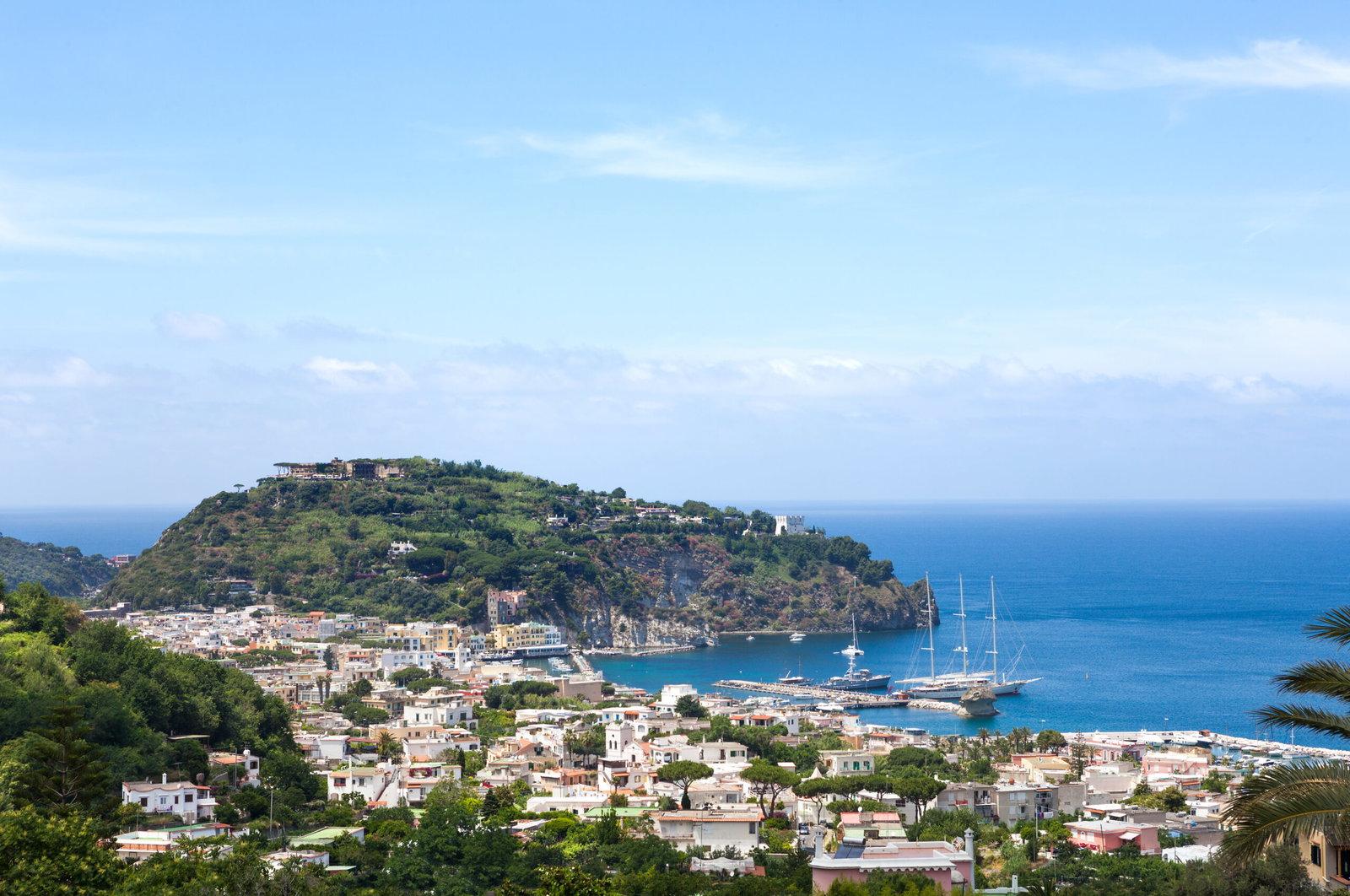 Vista panoramica dall'hotel su mare e Monte Epomeo