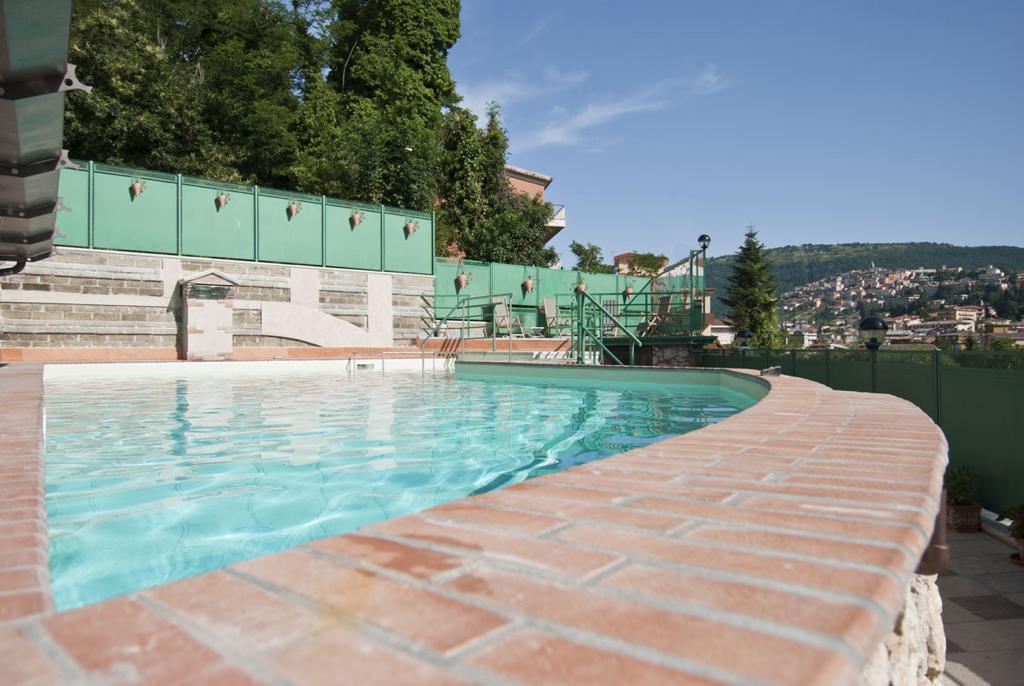Piscina esterna e solarium