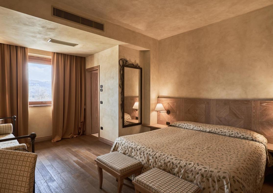 Camera accogliente con letto matrimoniale e vista panoramica