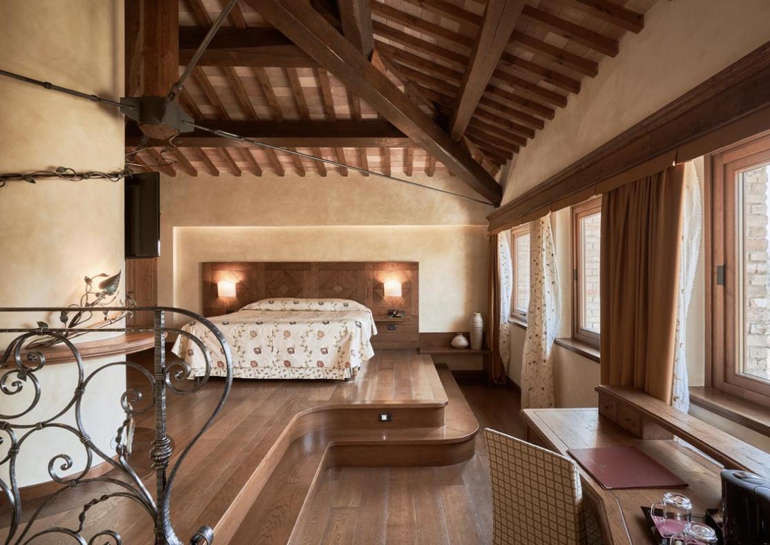 Elegante camera con travi a vista e ampie finestre panoramiche