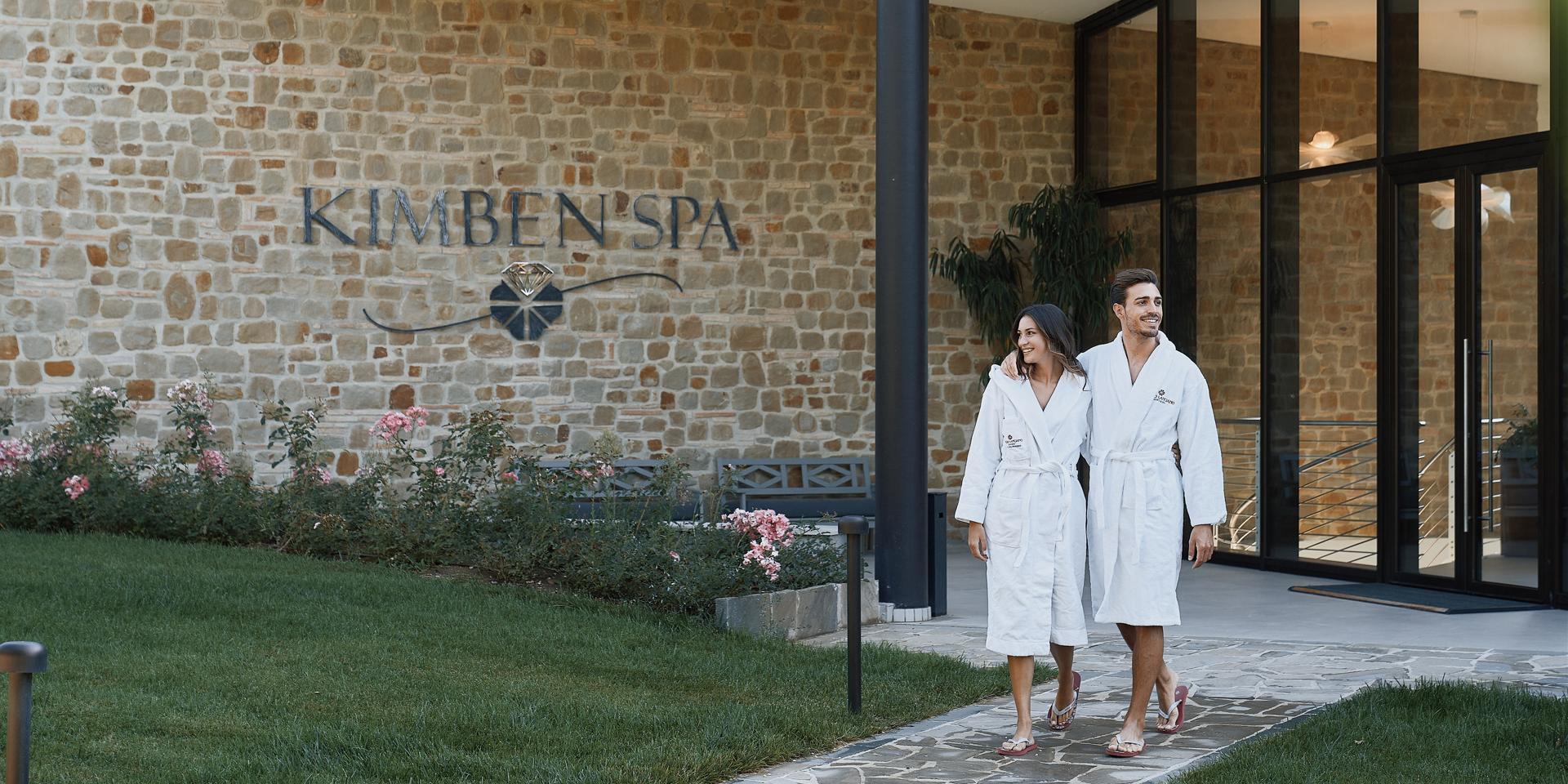 Coppia felice in accappatoio cammina dalla Kimben Spa