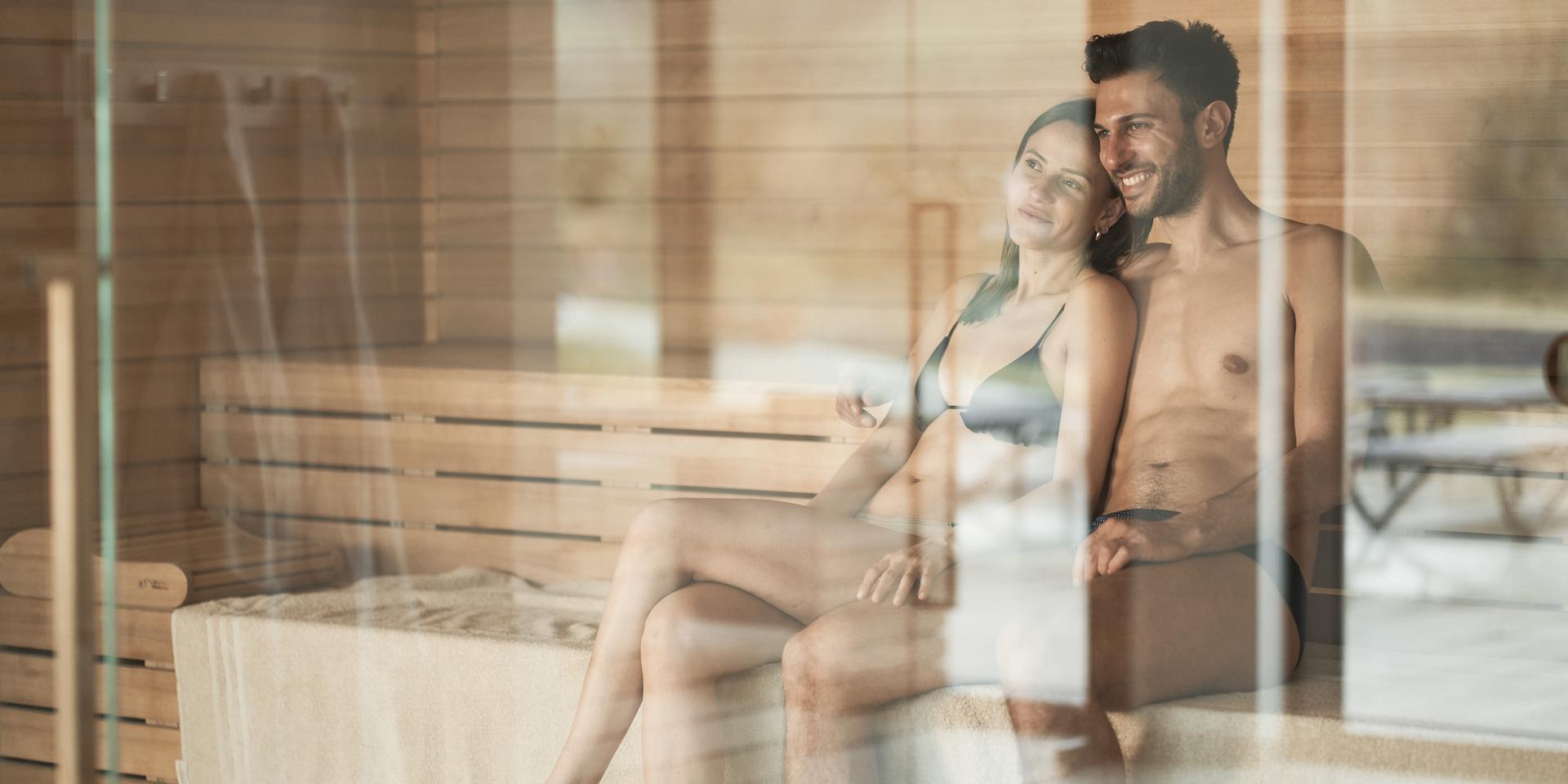 Coppia rilassata in sauna