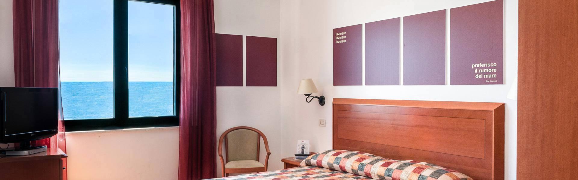 Camera con vista mare, letto matrimoniale e TV