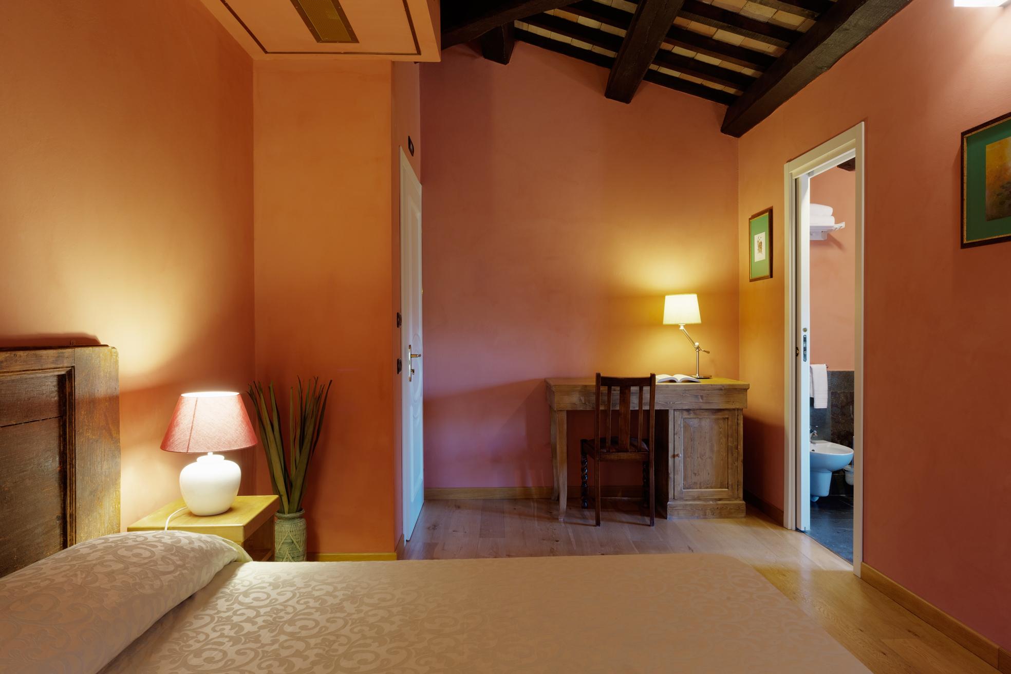 Camera Deluxe arredata con stile classico