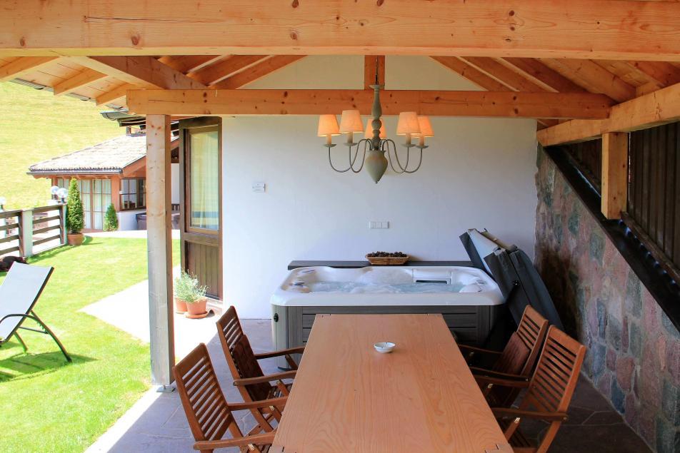 Vasca idromassaggio esterna con vista Dolomiti