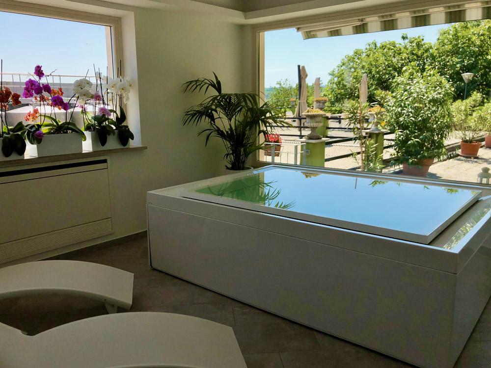 Vasca idromassaggio con cromoterapia affacciata al giardino