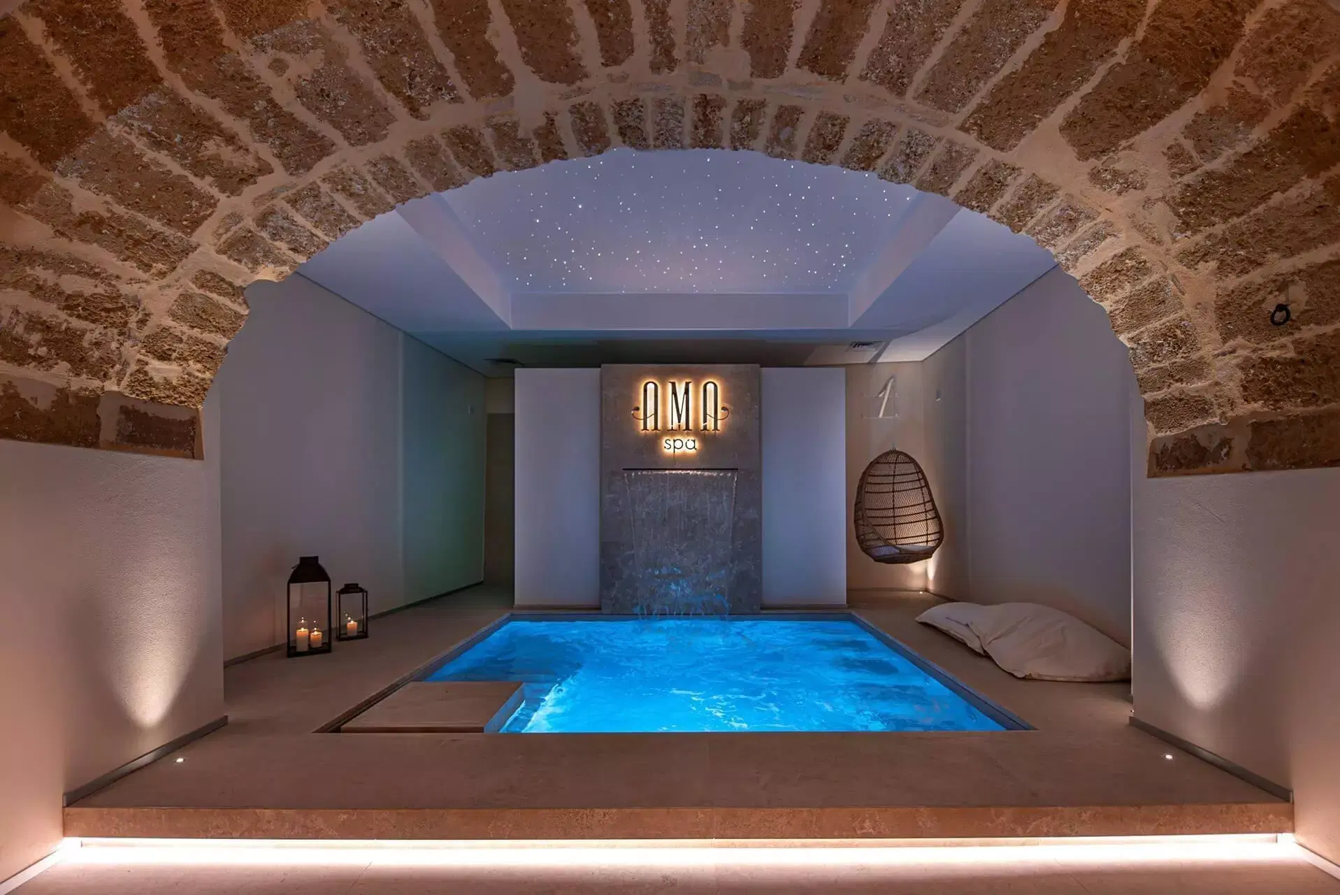 Piscina idromassaggio con cascata cervicale